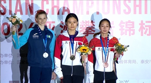 女子速度項(xiàng)目蒙世雪（中）奪冠，周婭菲（右）獲季軍。主辦方供圖