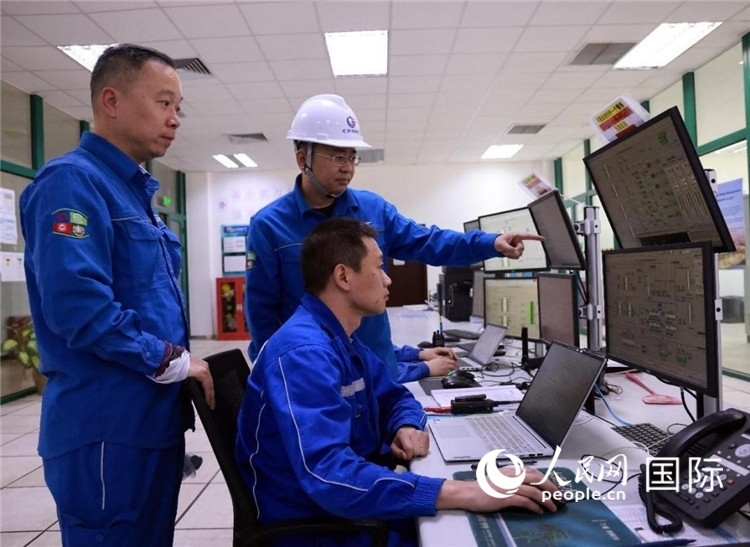 工作人員在一體化終端中央控制室工作。人民網(wǎng)記者管克江攝