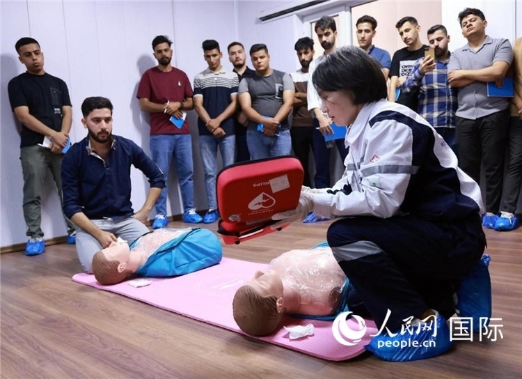 新進(jìn)油田工作的伊拉克大學(xué)生在接受急救培訓(xùn)。人民網(wǎng)記者管克江攝