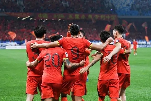 10月15日晚，張玉寧（9號(hào)）進(jìn)球后與隊(duì)友擁抱慶祝。新華社記者 李紫恒攝