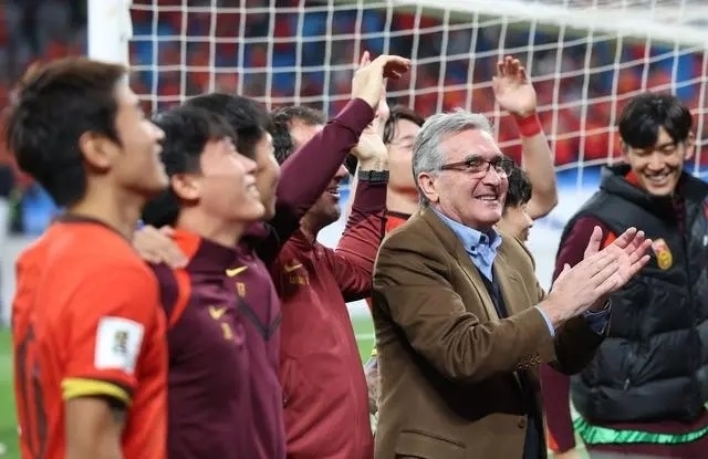 10月15日晚，國(guó)足主教練伊萬科維奇（前右）賽后向觀眾致意。新華社記者 胡星宇攝