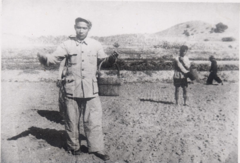 谷文昌（左）在田間與農民一起勞動（資料照片）。