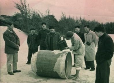 谷文昌（左一）與工程技術人員解決地下水供給（資料照片）。谷文昌帶領群眾修建了22座水庫和705處永久性水利工程，緩解了東山縣水資源極度缺乏的難題。