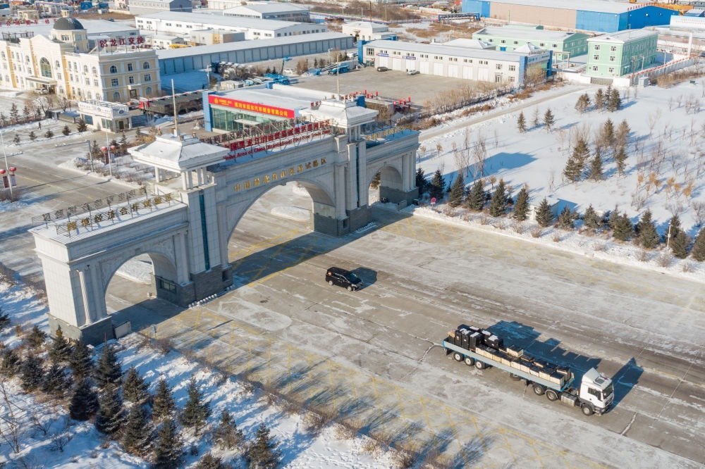 這是中國（黑龍江）自由貿(mào)易試驗(yàn)區(qū)黑河片區(qū)（2024年1月31日攝，無人機(jī)照片）。2023年，該自貿(mào)片區(qū)外貿(mào)進(jìn)出口總值達(dá)244.82億元，實(shí)現(xiàn)增幅56.9%，引進(jìn)外資企業(yè)16家，直接利用外資127.3萬美元，同比增長27.3%。