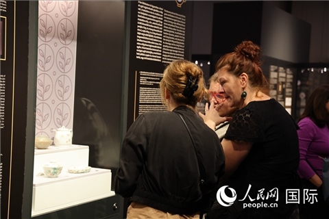 嘉賓參觀展覽。人民網(wǎng)記者 禹麗敏攝