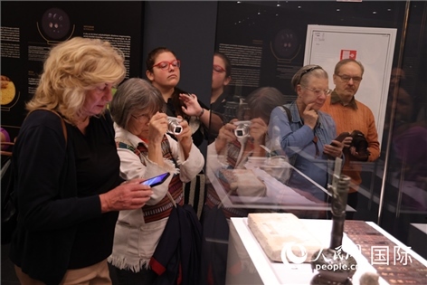 嘉賓參觀展覽。人民網(wǎng)記者禹麗敏 攝。