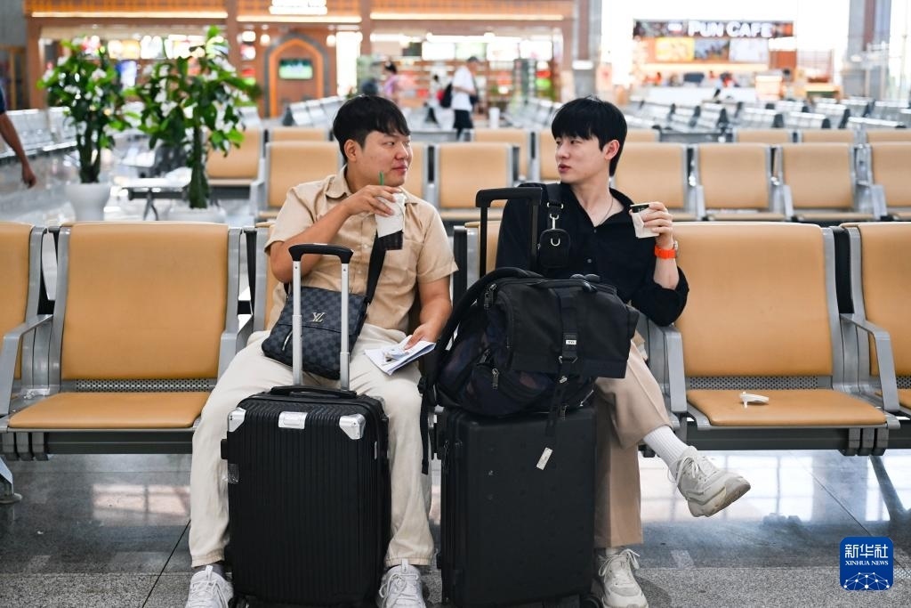 10月12日，在老撾萬象中老鐵路萬象站候車廳，兩名乘客在等候列車。新華社記者 程一恒 攝