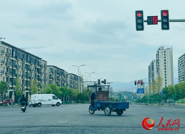 長(zhǎng)富大道與文化中心東路三岔路口車輛混行（9月19日拍攝）。人民網(wǎng)記者 帥筠攝