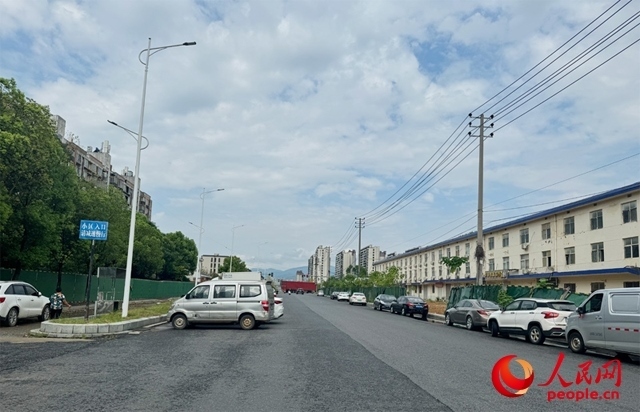 麗水佳園小區(qū)入口外及長(zhǎng)富大道上停滿了車輛。人民網(wǎng)記者 邱燁攝