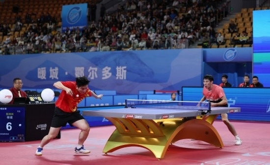 10月18日，上海隊(duì)選手樊振東（左）在單打比賽中發(fā)球。他3:2戰(zhàn)勝福建隊(duì)選手程靖淇。新華社記者 王楷焱 攝