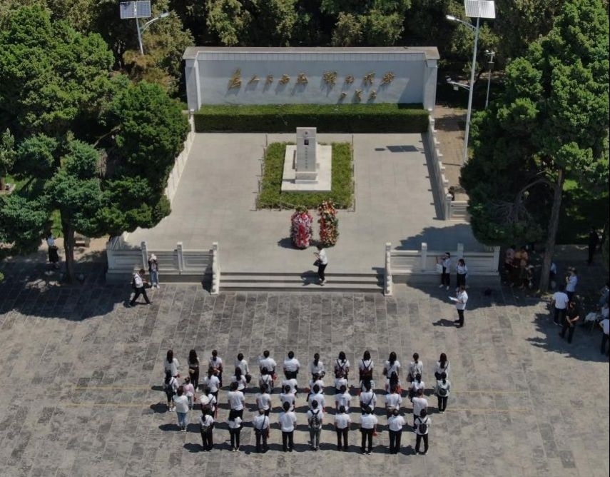 2021年6月24日，參觀者在位于河南省蘭考縣的焦裕祿紀念園瞻仰焦裕祿烈士墓（無人機照片）。新華社記者 李安 攝