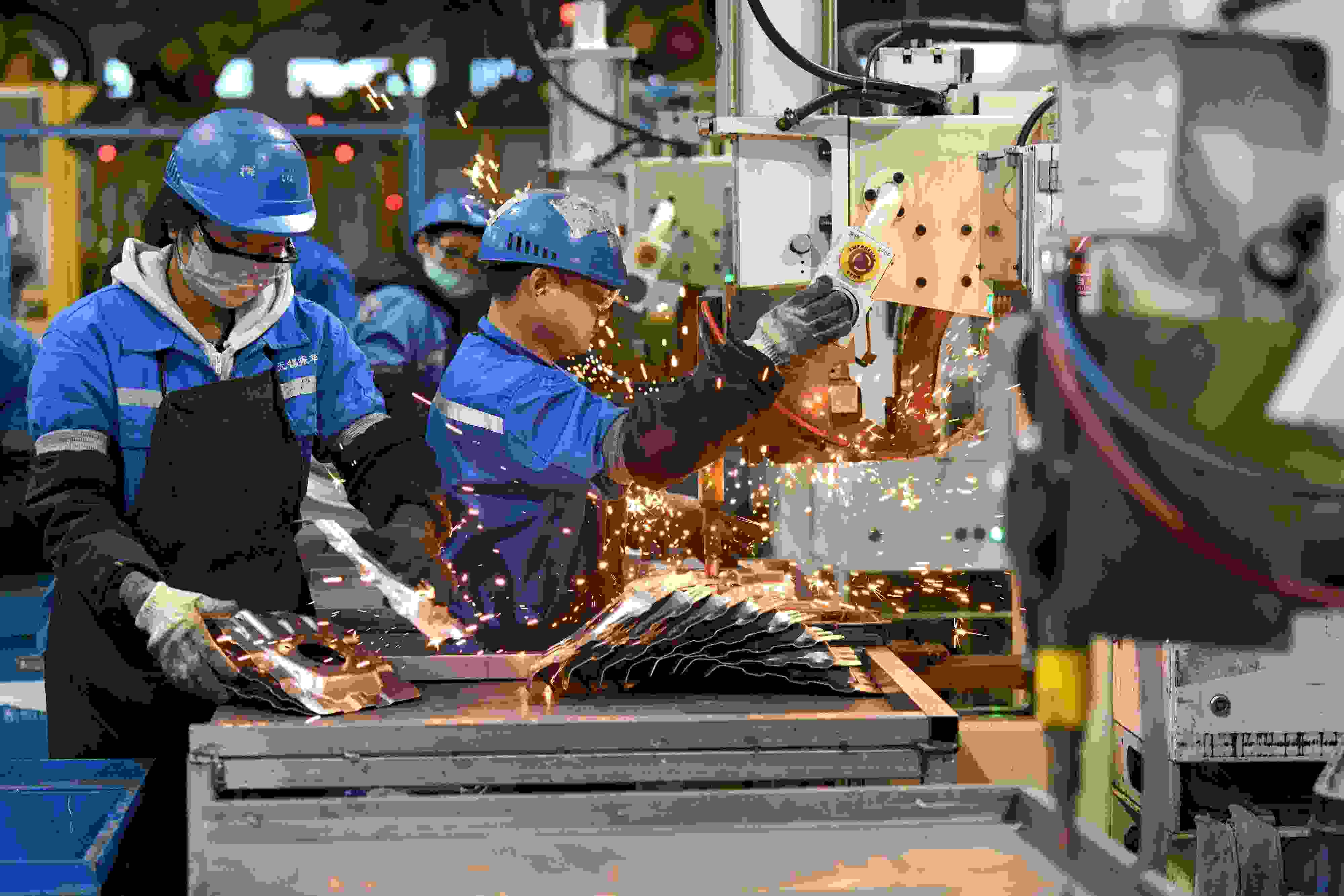 2023年2月7日，福建省寧德市蕉城區(qū)一家汽車零部件生產(chǎn)企業(yè)的生產(chǎn)線上一派繁忙景象。