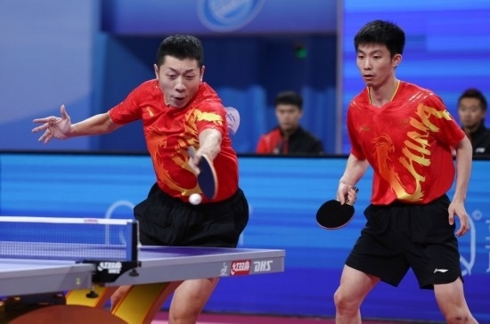 10月18日，上海隊(duì)組合許昕（左）/周愷在雙打比賽中。他們3:0戰(zhàn)勝福建隊(duì)組合曾蓓勛/陳俊菘。新華社記者 王楷焱 攝