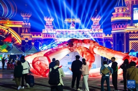 9月19日，游客在吉林省琿春市的2024琿春帝王蟹美食嘉年華現(xiàn)場游玩。新華社記者 許暢 攝