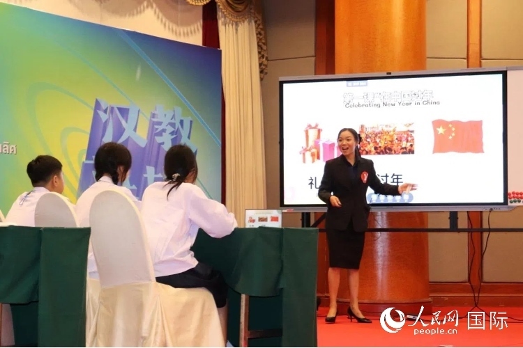 泰國(guó)本土中文教師參賽者現(xiàn)場(chǎng)授課。人民網(wǎng)實(shí)習(xí)生 姚欣可攝