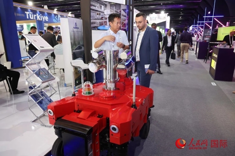 觀眾了解北京眸視科技有限公司研發(fā)的巡檢機(jī)器人。人民網(wǎng)記者 任皓宇攝