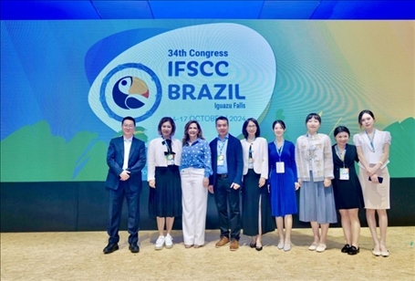 百雀羚集團(tuán)高層與研發(fā)團(tuán)隊(duì)。受訪方供圖