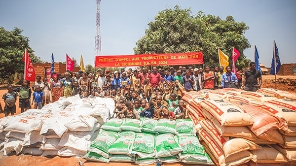 華剛礦業(yè)向當(dāng)?shù)鼐栀浄N子化肥儀式現(xiàn)場。中鐵資源供圖