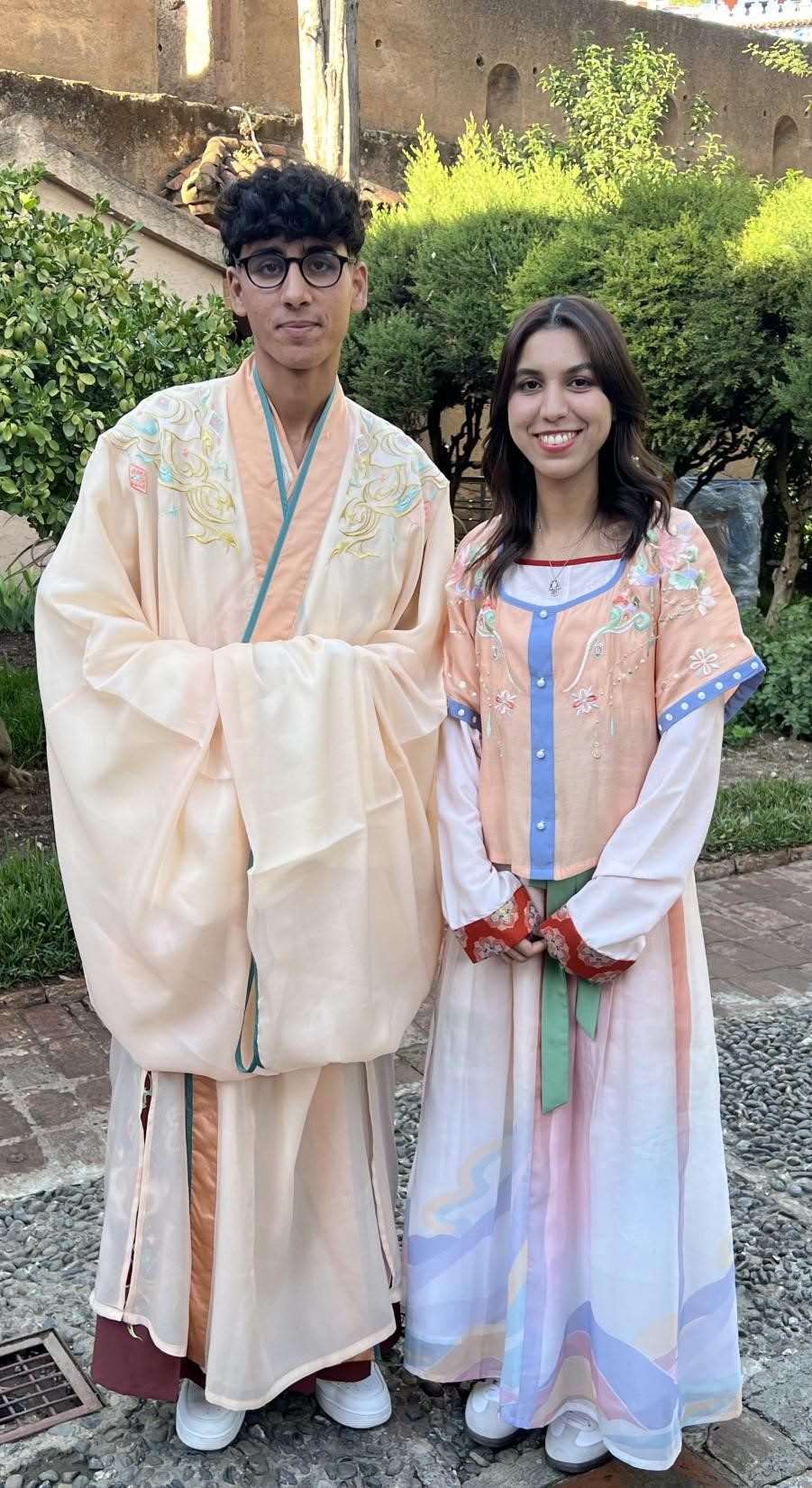 兩位青年試穿中國古代服裝。拉巴特中國文化中心供圖