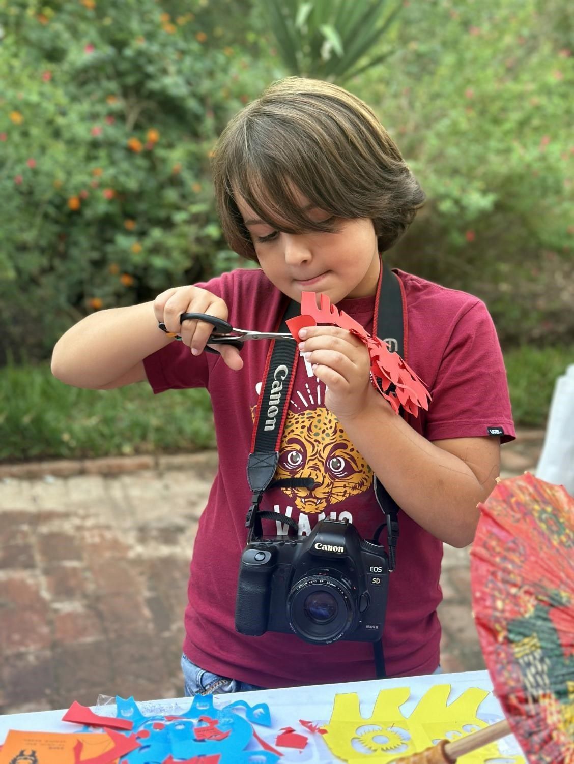 專心致志學(xué)剪紙。拉巴特中國文化中心供圖