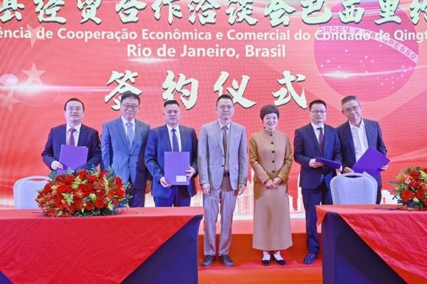 企業(yè)家在活動現(xiàn)場參與項目簽約儀式。人民網(wǎng)記者 陳海琪攝