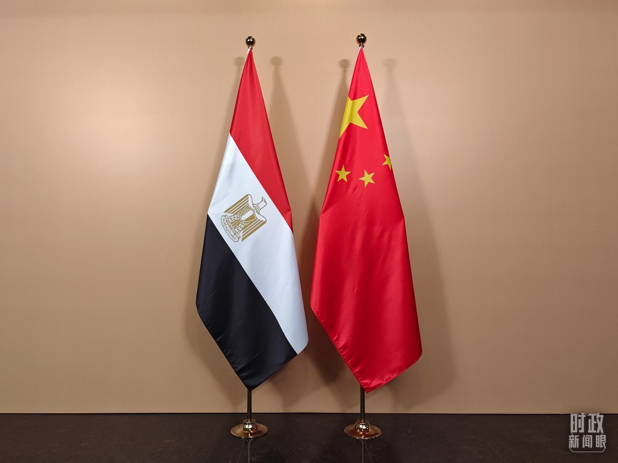 △ 會見廳外的中國埃及兩國國旗。（總臺央視記者彭漢明拍攝）