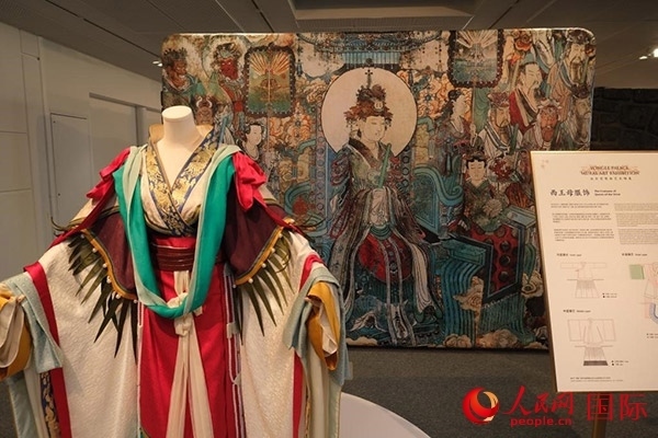 壁畫服飾的實物復(fù)刻展示。人民網(wǎng)記者 尚凱元攝
