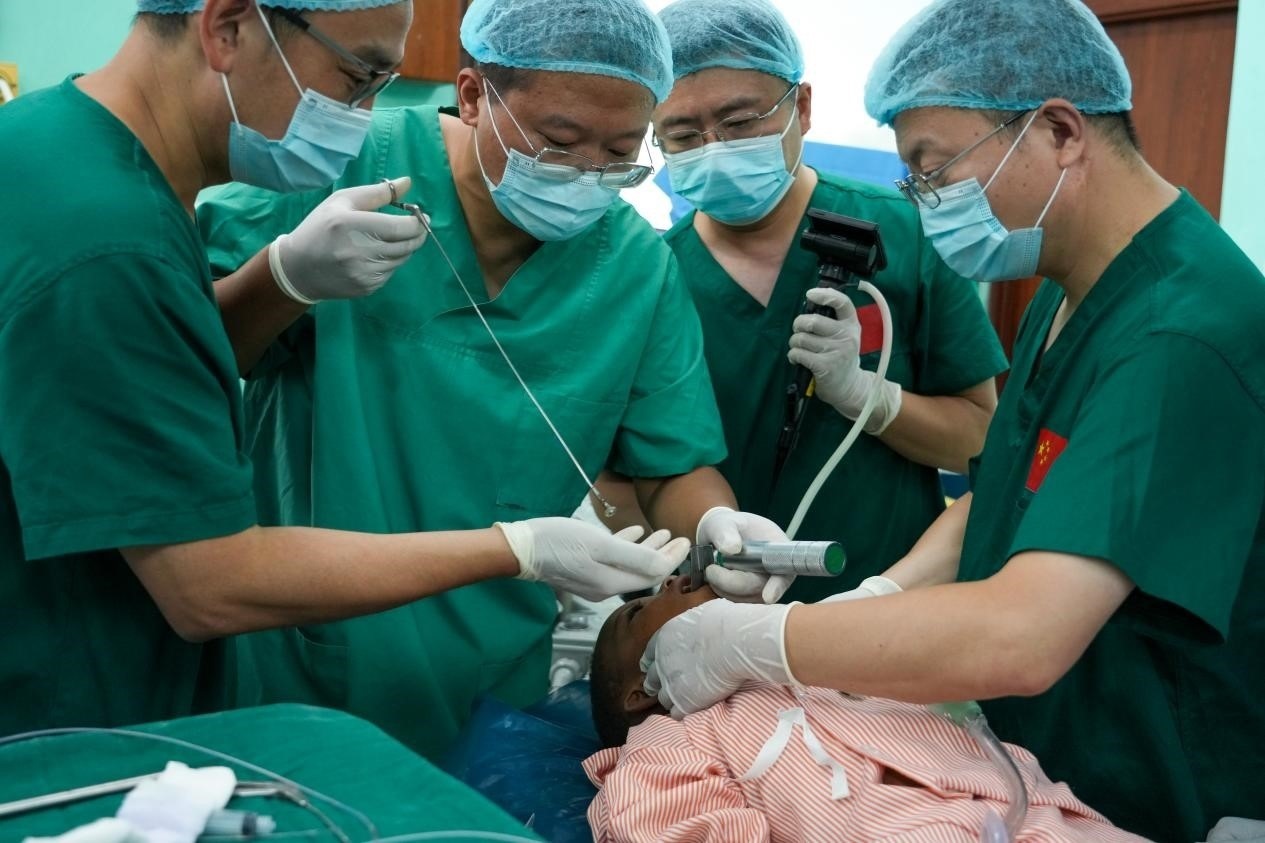 引起患兒窒息的異物被成功取出。中國(guó)援桑醫(yī)療隊(duì)供圖