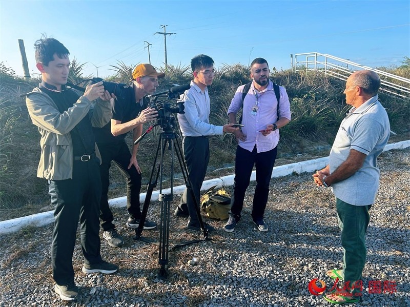 聯(lián)合采訪團(tuán)正在采訪因苦咸水淡化項(xiàng)目受益的當(dāng)?shù)孛癖?。人民網(wǎng)記者 陳一鳴攝