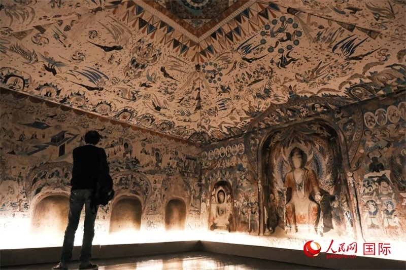 觀眾仿佛置身于數(shù)字復(fù)原的敦煌第285窟。人民網(wǎng)記者 尚凱元攝 