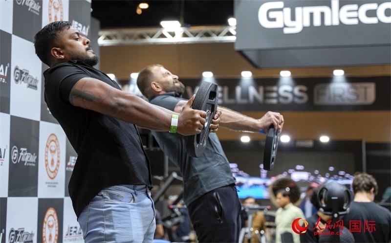 觀眾參加舉重物比賽。人民網(wǎng)中東中心分社塔里克·易卜拉欣攝