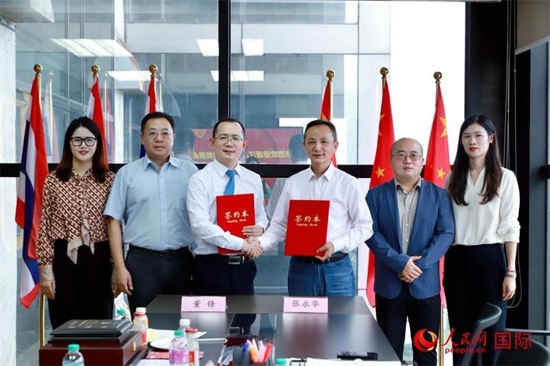 會談現(xiàn)場。左三為泰中僑商聯(lián)合會副主席董峰；右三為浙江大學(xué)光華法學(xué)院黨委書記張永華。人民網(wǎng)記者 簡承淵攝