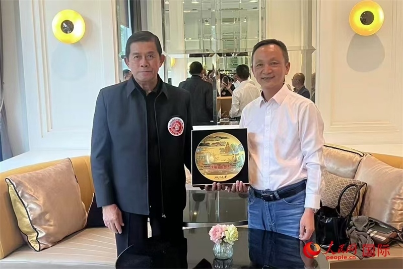 泰中友好協(xié)會會長、泰國前副總理功·塔帕朗西（左一）會見浙大團(tuán)組一行。人民網(wǎng)記者 簡承淵攝