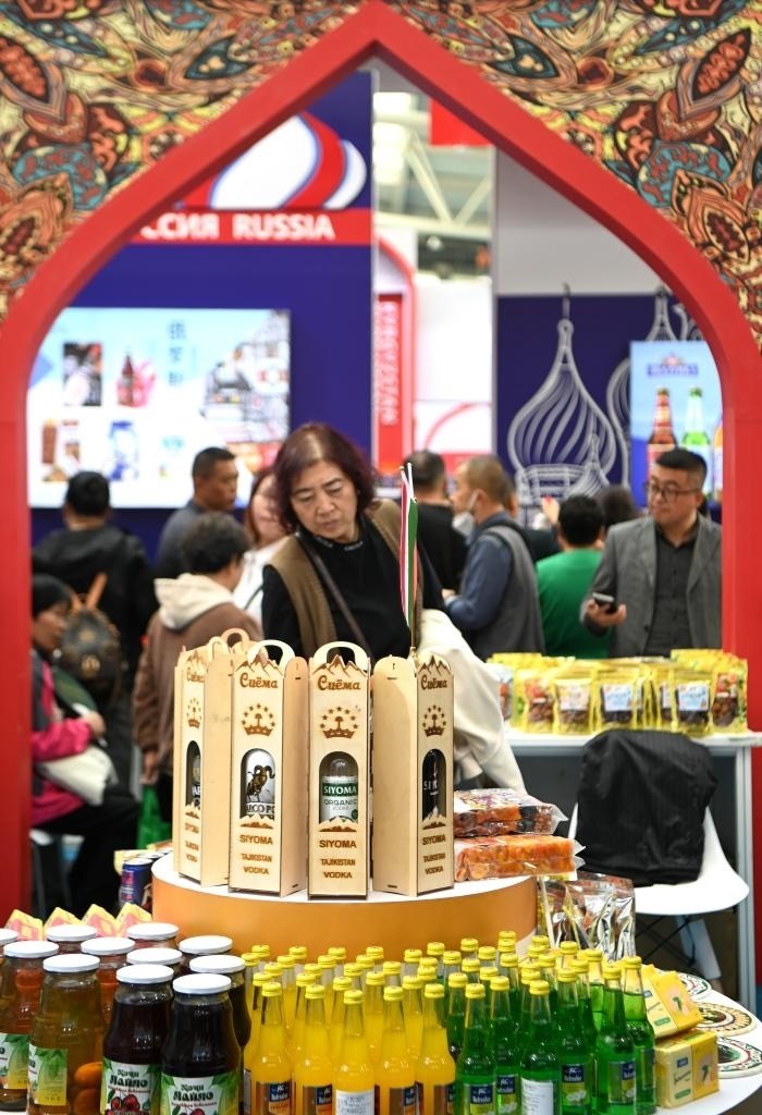 10月25日，觀眾在楊凌農(nóng)高會上合組織國家農(nóng)業(yè)展區(qū)了解農(nóng)產(chǎn)品。新華社記者 鄒競一 攝