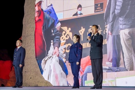 張曉波（右一）在“何以中國(guó)·五星出東方”網(wǎng)絡(luò)主題宣傳活動(dòng)現(xiàn)場(chǎng)演講。人民視頻供圖