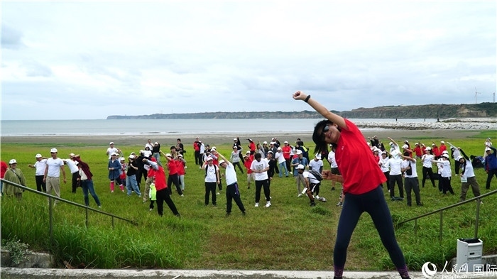 開跑前的熱身運動。人民網 蔣曉辰攝