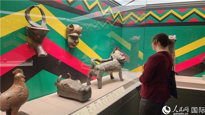 來(lái)賓參觀非洲藝術(shù)品