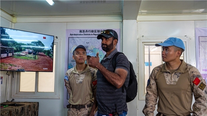 核查官員稱贊。王軍杰攝