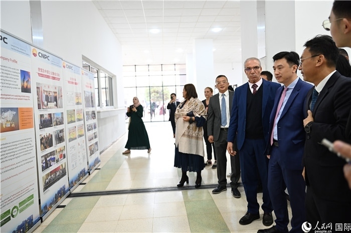 中企向阿爾及利亞大學捐贈電教設(shè)備圖片展。人民網(wǎng)記者 郝瑞敏攝