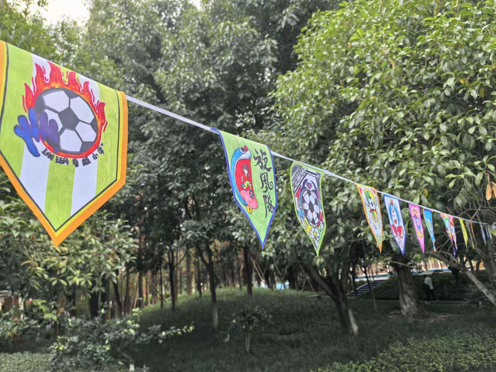 珊瑚魯能小學學生們手繪的“班超”隊徽。 人民網(wǎng)記者 楊磊攝