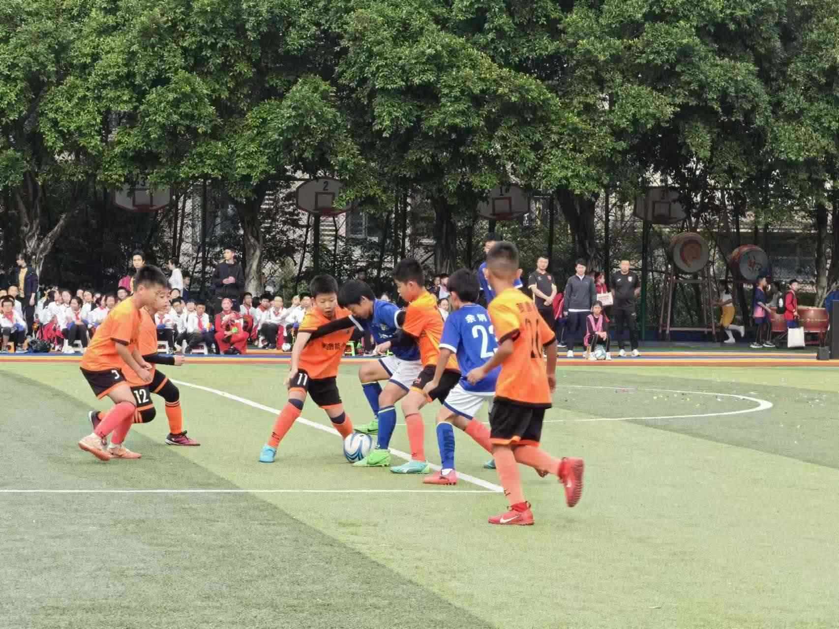 珊瑚魯能小學的學生們在進行足球比賽。 人民網(wǎng)記者 楊磊攝