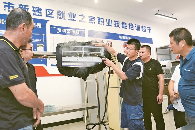 黨的二十屆三中全會(huì)強(qiáng)調(diào)，要健全終身職業(yè)技能培訓(xùn)制度。圖為2024年9月12日一位老師在給學(xué)員進(jìn)行家電清洗技術(shù)培訓(xùn)。 新華社記者 萬象/攝