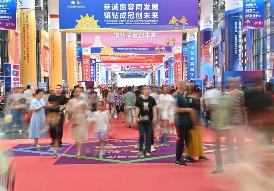 2024年9月28日，觀眾在廣西南寧市舉行的第21屆中國—東盟博覽會上參觀。新華社記者 周華 攝