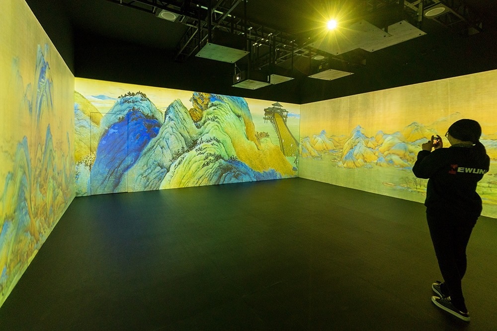 2019年1月29日，上海，市民在“千里江山圖科技藝術展”上參觀北宋名畫《千里江山圖》的AR全景展示并打卡拍照。
