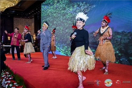 山東濟寧職業(yè)技術學校印尼巴布亞留學生演唱與大使一起演唱巴布亞傳統(tǒng)歌曲。印尼駐華大使館供圖