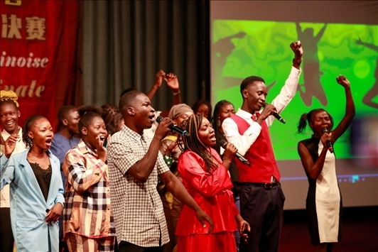 孔子學(xué)院的同學(xué)們演唱中文歌曲《明天會更好》。中國石油非洲公司供圖