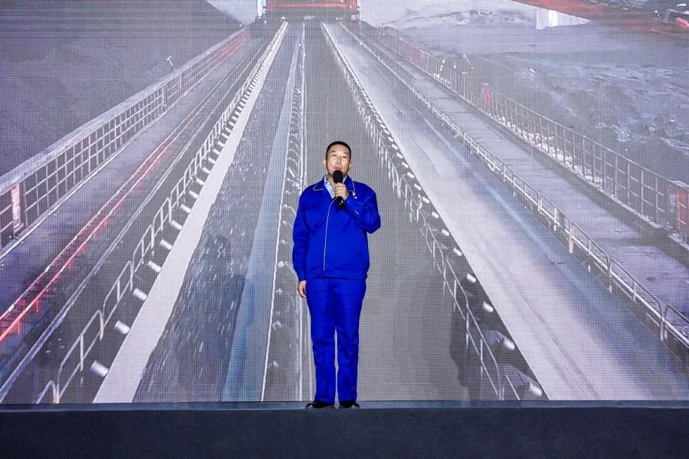 邵旭鵬在“何以中國(guó)·五星出東方”網(wǎng)絡(luò)主題宣傳活動(dòng)現(xiàn)場(chǎng)演講。人民視頻供圖