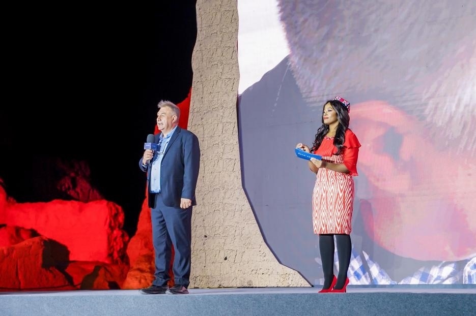 丹尼（左一）在“何以中國(guó)·五星出東方”網(wǎng)絡(luò)主題宣傳活動(dòng)現(xiàn)場(chǎng)演講。人民視頻供圖