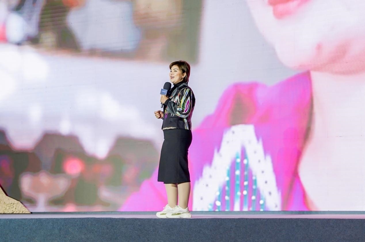 如克亞木·麥提賽地在“何以中國(guó)·五星出東方”網(wǎng)絡(luò)主題宣傳活動(dòng)現(xiàn)場(chǎng)演講。人民視頻供圖