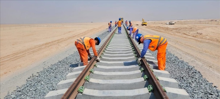 阿提哈德鐵路二期A標(biāo)項(xiàng)目施工中。中建中東供圖